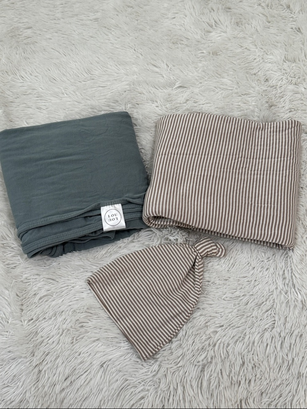 🔎 Bundle of Lou Lou & Co 2; Swaddle Blankets & Beanie